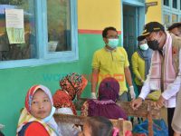 Foto: Bupati Sumenep, Achmad Fauzi, saat peninjauan pelaksanaan vaksinasi massal di Kecamatan/Pulau Giligenting, bersama jajaran Forkopimda.