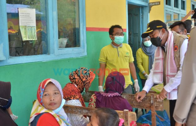 Foto: Bupati Sumenep, Achmad Fauzi, saat peninjauan pelaksanaan vaksinasi massal di Kecamatan/Pulau Giligenting, bersama jajaran Forkopimda.
