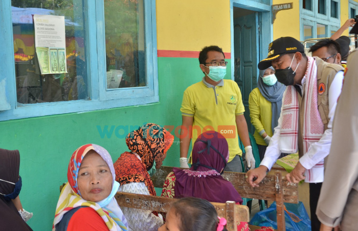 Foto: Bupati Sumenep, Achmad Fauzi, saat peninjauan pelaksanaan vaksinasi massal di Kecamatan/Pulau Giligenting, bersama jajaran Forkopimda.