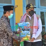 Foto: Bupati Sumenep, Achmad Fauzi, saat menyerahkan bantuan secara simbolis di Pondok Pesantren (Ponpes) Al-Hasan Desa Gedugan, Kecamatan/Pulau Giligenting.