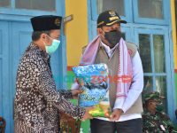 Foto: Bupati Sumenep, Achmad Fauzi, saat menyerahkan bantuan secara simbolis di Pondok Pesantren (Ponpes) Al-Hasan Desa Gedugan, Kecamatan/Pulau Giligenting.