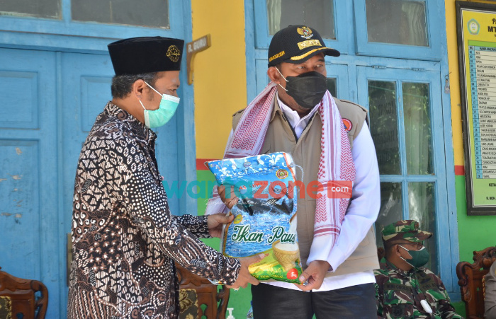 Foto: Bupati Sumenep, Achmad Fauzi, saat menyerahkan bantuan secara simbolis di Pondok Pesantren (Ponpes) Al-Hasan Desa Gedugan, Kecamatan/Pulau Giligenting.