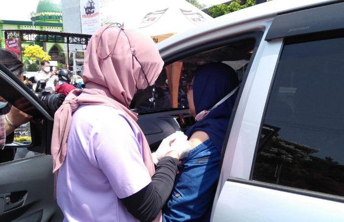 Foto: Giat vaksinasi untuk pengguna kendaraan bermotor Roda 2 maupun Roda 4, di pusat Kota Apel Batu. Senin (11/10/2021).