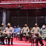 Foto: Ketua MPR, Panglima TNI dan Kapolri, saat meninjau kegiatan serbuan vaksinasi dan bakti sosial.