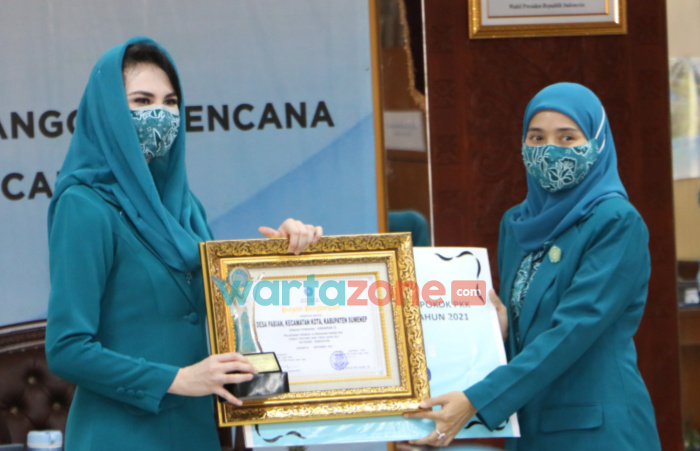 Foto: Ketua TP PKK Provinsi Jawa Timur, Arumi Bachsin, saat menyerahkan piagam penghargaan kepada Ketua TP PKK Kabupaten Sumenep, Nia Kurnia Fauzi di Grahadi Surabaya.