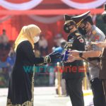 Foto; Kapolda Jatim, Irjen Pol Nico Afinta, saat menerima Penghargaan Lencana Jer Basuki Mawa Beya.