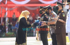 Kapolda Jatim Dapat Penghargaan Lencana Jer Basuki Mawa Beya