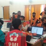 Foto: Sejumlah warga binaan Lapas Kelas 2A Jember, saat menunggu antrian screening vaksinasi Covid-19, Rabu (13/10/2021).