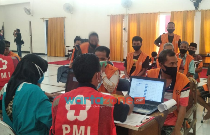 Foto: Sejumlah warga binaan Lapas Kelas 2A Jember, saat menunggu antrian screening vaksinasi Covid-19, Rabu (13/10/2021).