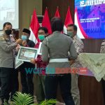 Foto; Polres Jember dan URC Gojek Jember, saat menggelar aksi pembagian masker, vitamin dan penyemprotan disinfektan kepada Driver Gojek Jember.