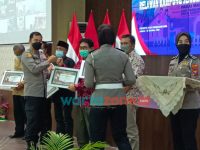 Foto; Polres Jember dan URC Gojek Jember, saat menggelar aksi pembagian masker, vitamin dan penyemprotan disinfektan kepada Driver Gojek Jember.