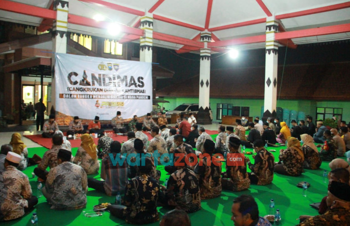 Foto: Kapolresta Mojokerto, saat menggelar kegiatan rakyat dengan nama Candimas atau Cangkruan.