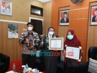 Foto: Pemkab Sumenep, saat menerima penghargaan Anugerah Parahita Ekapraya (APE) tahun 2020 dari Menteri Pemberdayaan Perempuan dan Perlindungan Anak (PPPA).