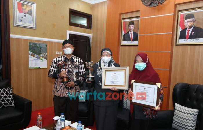 Foto: Pemkab Sumenep, saat menerima penghargaan Anugerah Parahita Ekapraya (APE) tahun 2020 dari Menteri Pemberdayaan Perempuan dan Perlindungan Anak (PPPA).