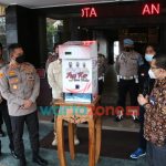 Foto: Kapolresta Malang Kota, AKBP Budi Hermanto, saat meresmikan inovasi dispenser masker dan hand sanitizer.