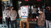 Foto: Kapolresta Malang Kota, AKBP Budi Hermanto, saat meresmikan inovasi dispenser masker dan hand sanitizer.