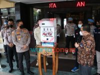 Foto: Kapolresta Malang Kota, AKBP Budi Hermanto, saat meresmikan inovasi dispenser masker dan hand sanitizer.