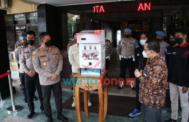 Foto: Kapolresta Malang Kota, AKBP Budi Hermanto, saat meresmikan inovasi dispenser masker dan hand sanitizer.