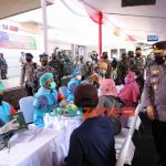 Foto: Panglima TNI Marsekal Hadi Tjahjanto dan Kapolri Jenderal Listyo Sigit Prabowo, saat meninjau serbuan vaksinasi yang diselenggarakan TNI-Polri bersama dengan PCNU Banyuwangi, di RSNU Mangir.