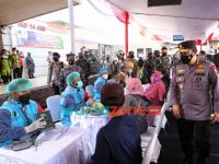 Foto: Panglima TNI Marsekal Hadi Tjahjanto dan Kapolri Jenderal Listyo Sigit Prabowo, saat meninjau serbuan vaksinasi yang diselenggarakan TNI-Polri bersama dengan PCNU Banyuwangi, di RSNU Mangir.