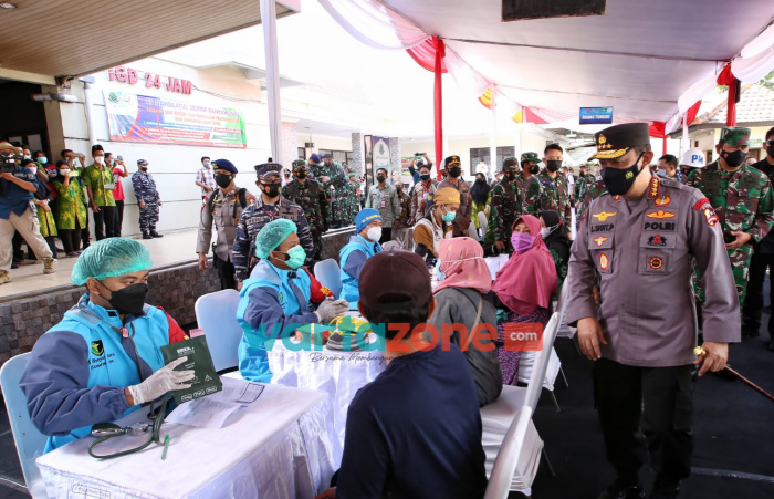 Foto: Panglima TNI Marsekal Hadi Tjahjanto dan Kapolri Jenderal Listyo Sigit Prabowo, saat meninjau serbuan vaksinasi yang diselenggarakan TNI-Polri bersama dengan PCNU Banyuwangi, di RSNU Mangir.