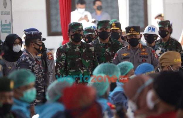 Foto: Panglima TNI Marsekal TNI Hadi Tjahjanto bersama Kapolri Jenderal Pol Listyo Sigit Probowo, saat kunjungan kerja ke Kabupaten Banyuwangi.