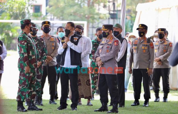 Foto: Panglima TNI dan Kapolri, saat melakukan pengecekan serbuan vaksinasi, khusus untuk pelajar di Surabaya.