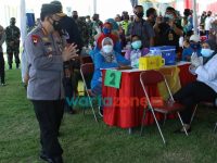 Foto: Panglima TNI Marsekal Hadi Tjahjanto bersama Kapolri Jenderal Listyo Sigit Prabowo, saat meninjau serbuan vaksinasi yang digelar di lapangan THOR Darmo, Surabaya.