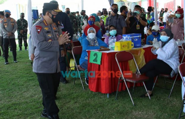 Foto: Panglima TNI Marsekal Hadi Tjahjanto bersama Kapolri Jenderal Listyo Sigit Prabowo, saat meninjau serbuan vaksinasi yang digelar di lapangan THOR Darmo, Surabaya.