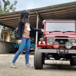 Foto: Salah seorang pengunjung saat melihat mobil Jip Mini kreativitas santri Ponpes Raudatul Ulum Desa Sumberwringin, Kecamatan Sukowono dan santri Ponpes Sahlul Manaf Kelurahan Antirogo, Kecamatan Sumbersari, Jember.
