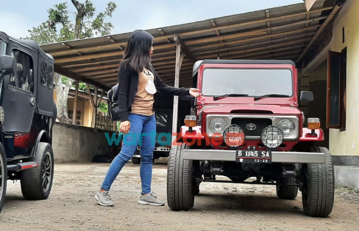 Foto: Salah seorang pengunjung saat melihat mobil Jip Mini kreativitas santri Ponpes Raudatul Ulum Desa Sumberwringin, Kecamatan Sukowono dan santri Ponpes Sahlul Manaf Kelurahan Antirogo, Kecamatan Sumbersari, Jember.