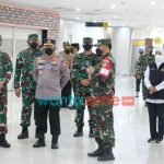 Foto: Panglima TNI, Kapolri serta Kepala Staf TNI AL, saat meninjau serbuan vaksinasi di Bandara Internasional Juanda Surabaya.