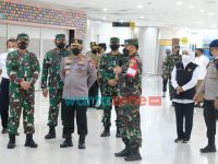 Foto: Panglima TNI, Kapolri serta Kepala Staf TNI AL, saat meninjau serbuan vaksinasi di Bandara Internasional Juanda Surabaya.