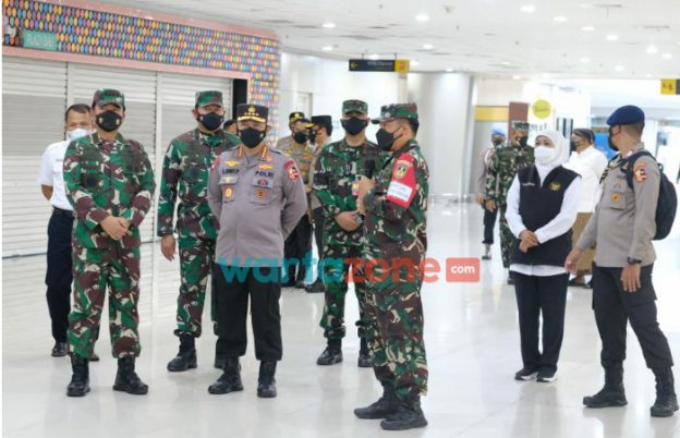 Foto: Panglima TNI, Kapolri serta Kepala Staf TNI AL, saat meninjau serbuan vaksinasi di Bandara Internasional Juanda Surabaya.