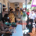 Foto: Kapolres Probolinggo, AKBP Teuku Arsya Khadafi, saat meninjau vaksinasi pelajar serentak digelar di Maron Wetan.