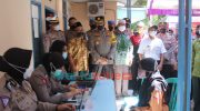 Foto: Kapolres Probolinggo, AKBP Teuku Arsya Khadafi, saat meninjau vaksinasi pelajar serentak digelar di Maron Wetan.