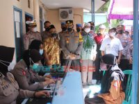 Foto: Kapolres Probolinggo, AKBP Teuku Arsya Khadafi, saat meninjau vaksinasi pelajar serentak digelar di Maron Wetan.