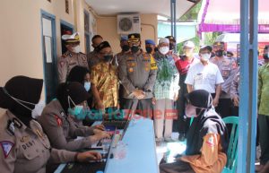 Foto: Kapolres Probolinggo, AKBP Teuku Arsya Khadafi, saat meninjau vaksinasi pelajar serentak digelar di Maron Wetan.