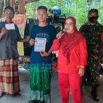 Foto: Kelapa Desa Jate, Lismawati, saat berkeliling kampung memberikan penyadaran pentingnya suntik vaksinasi covid-19. (Foto: Zainal Arifin for wartazone.com)