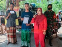 Foto: Kelapa Desa Jate, Lismawati, saat berkeliling kampung memberikan penyadaran pentingnya suntik vaksinasi covid-19. (Foto: Zainal Arifin for wartazone.com)