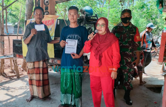 Foto: Kelapa Desa Jate, Lismawati, saat berkeliling kampung memberikan penyadaran pentingnya suntik vaksinasi covid-19. (Foto: Zainal Arifin for wartazone.com)