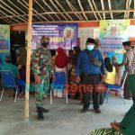 Foto: Kepala Desa Banbaru, Zainal Abidin (Baju biru berkopiah), saat berada di lokasi vaksinasi massal yang diselenggarakan Pemdes setempat.
