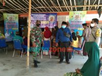 Foto: Kepala Desa Banbaru, Zainal Abidin (Baju biru berkopiah), saat berada di lokasi vaksinasi massal yang diselenggarakan Pemdes setempat.