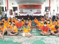 Foto: Polrestabes Surabaya, saat menggelar rilis di depan Gedung Anindita Polrestabes Surabaya.