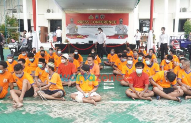 Foto: Polrestabes Surabaya, saat menggelar rilis di depan Gedung Anindita Polrestabes Surabaya.