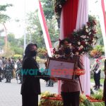 Foto: Kapolres Batu, AKBP I Nyoman Yogi Hermawan, saat menerima penghargaan dari Walikota Batu Dewanti Rumpoko, di halaman Balai Kota Among Tani Kota Batu.