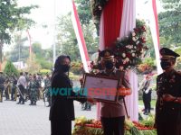 Foto: Kapolres Batu, AKBP I Nyoman Yogi Hermawan, saat menerima penghargaan dari Walikota Batu Dewanti Rumpoko, di halaman Balai Kota Among Tani Kota Batu.