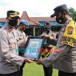 Foto: Wakapolresta Mojokerto, saat memberikan Reward kepada Bhabinkamtibmas Berprestasi.
