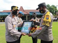 Foto: Wakapolresta Mojokerto, saat memberikan Reward kepada Bhabinkamtibmas Berprestasi.