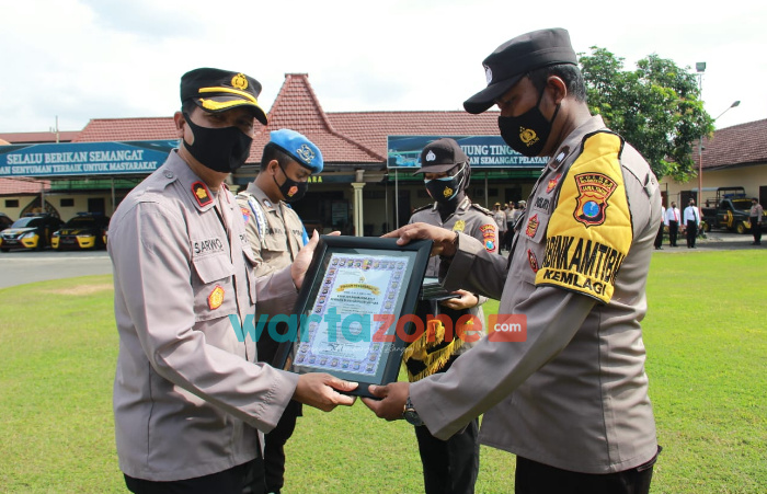Foto: Wakapolresta Mojokerto, saat memberikan Reward kepada Bhabinkamtibmas Berprestasi.
